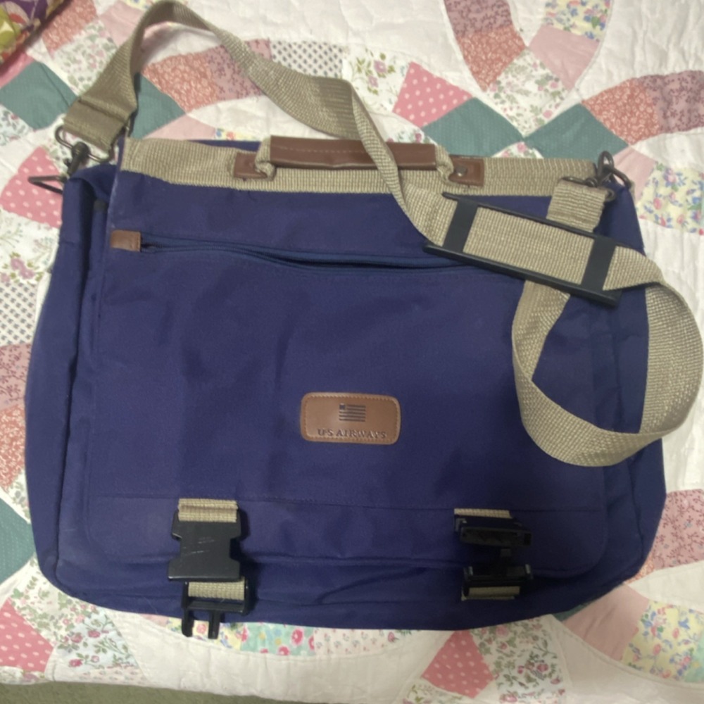 US Airways Blue Expanding Laptop Messenger Bag Zip Closure